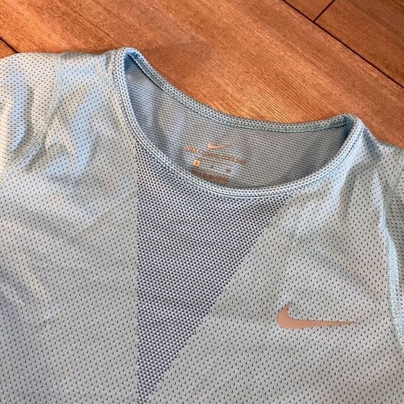 Nike Blue Athletic Workout Shirt‎ Women Small Bin J-36 - Picture 2 of 4